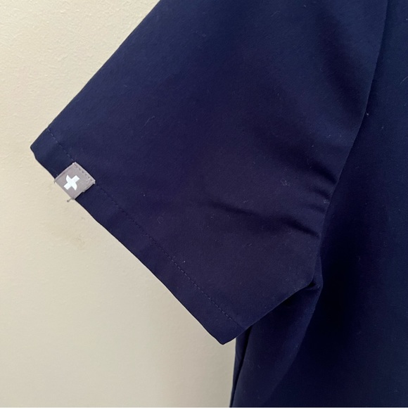 Figs Women’s Navy Blue Technical Collection Three Pockets Scrub Top Size X-Small - Picture 2 of 7